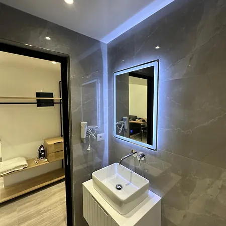 Io's Hotel 3*