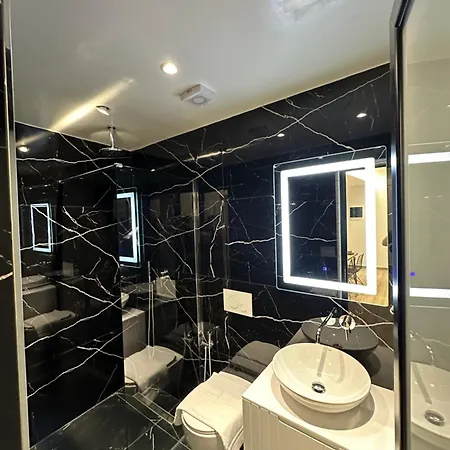 Io's Hotel 3*